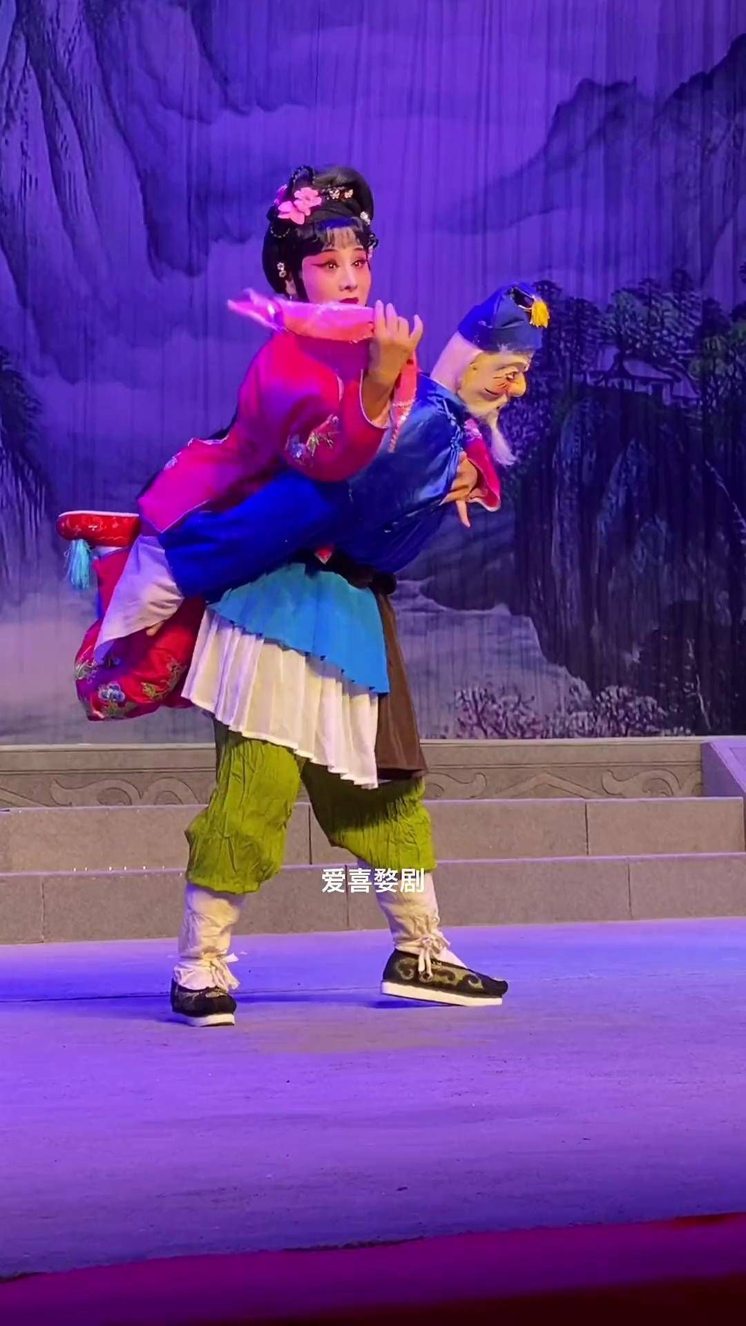婺剧《哑背疯》独角戏舞台演出照