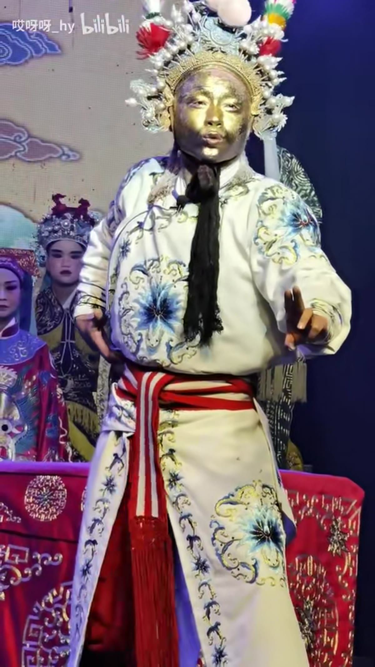 婺剧《火烧子都》变脸——金脸扮相