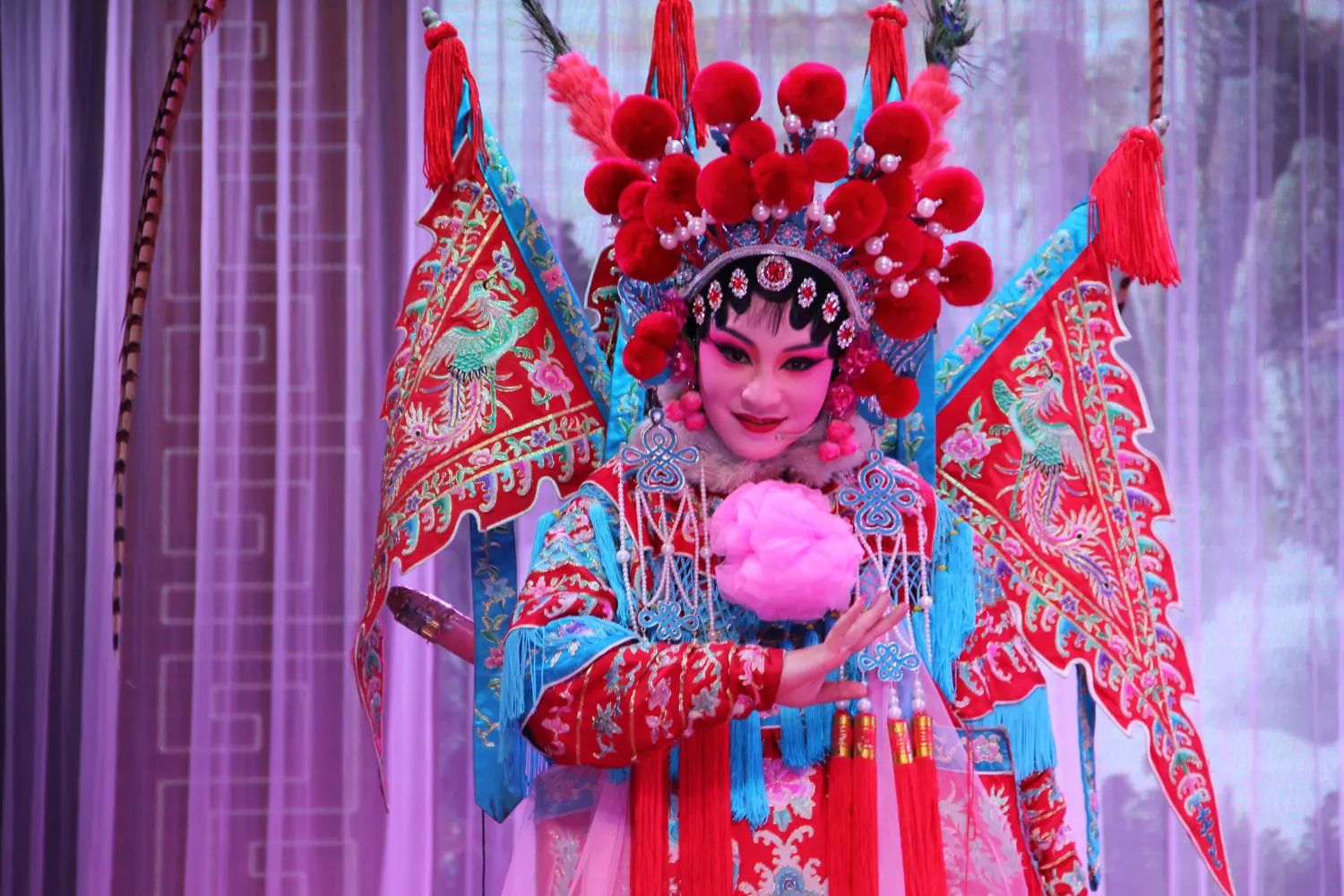 婺剧刀马旦扮相——红蓝靠衣与靠旗