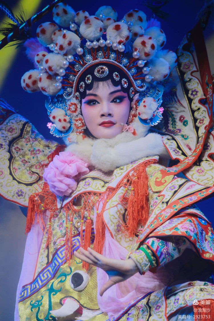 婺剧旦角凤冠扮相