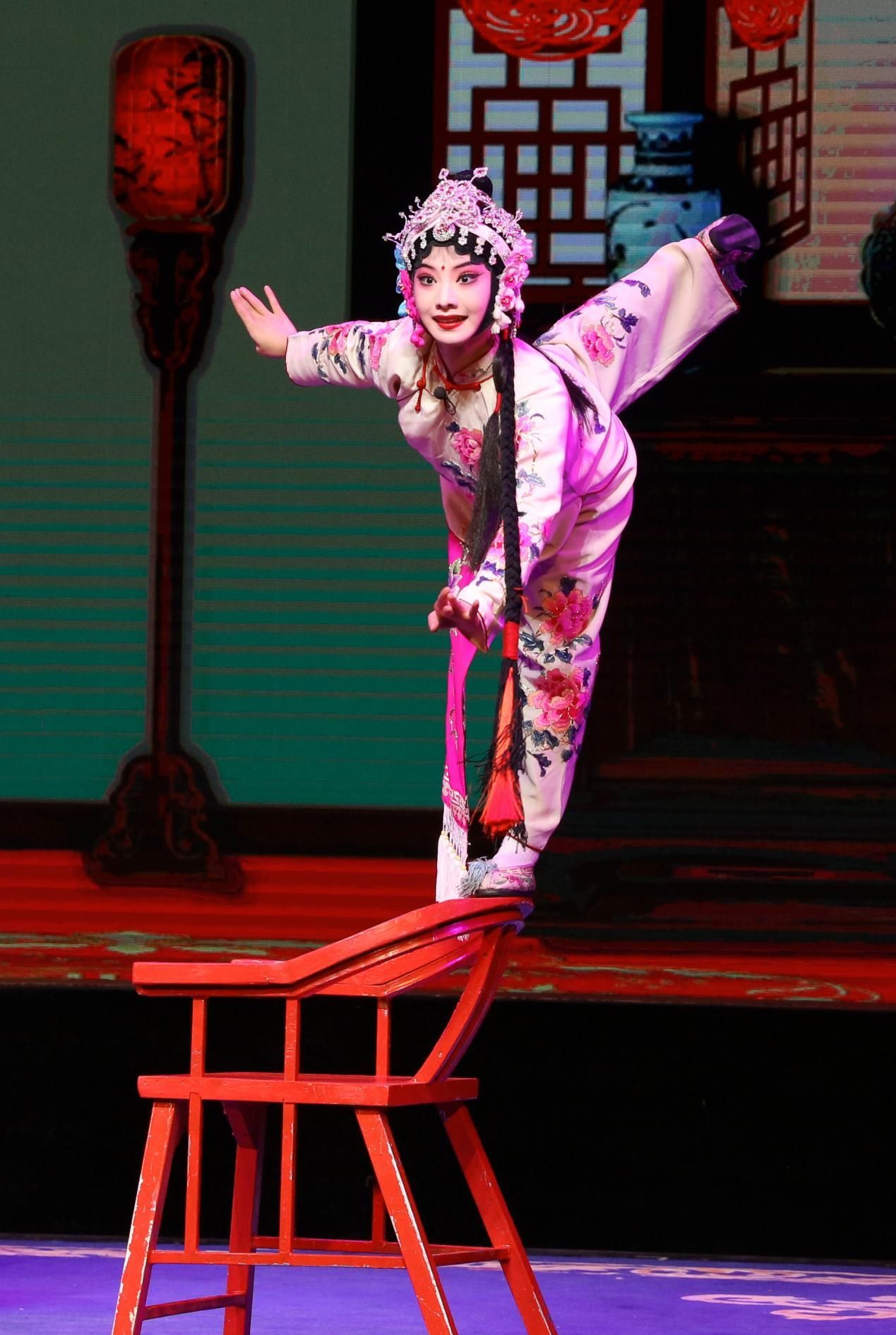 婺剧《挂画》立椅探海式身段