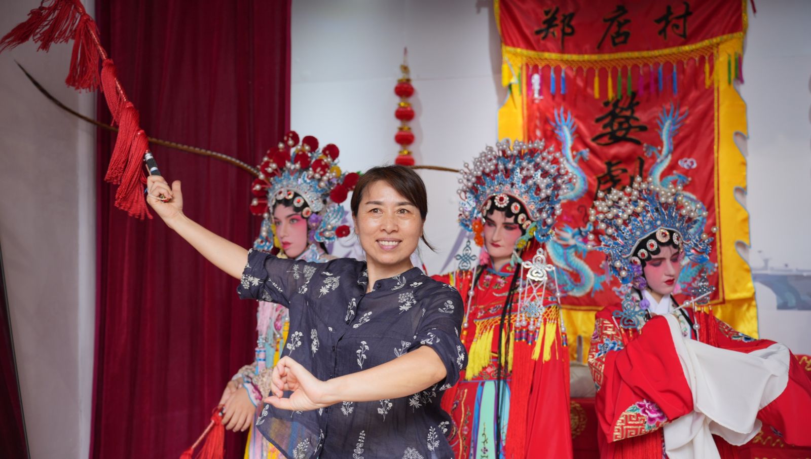 郑店村婺剧展演的台上戏装