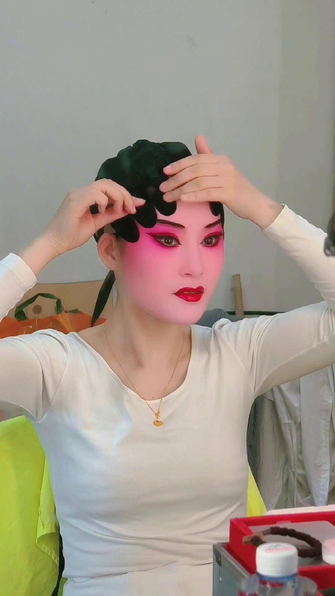 婺剧后台整理头面发片