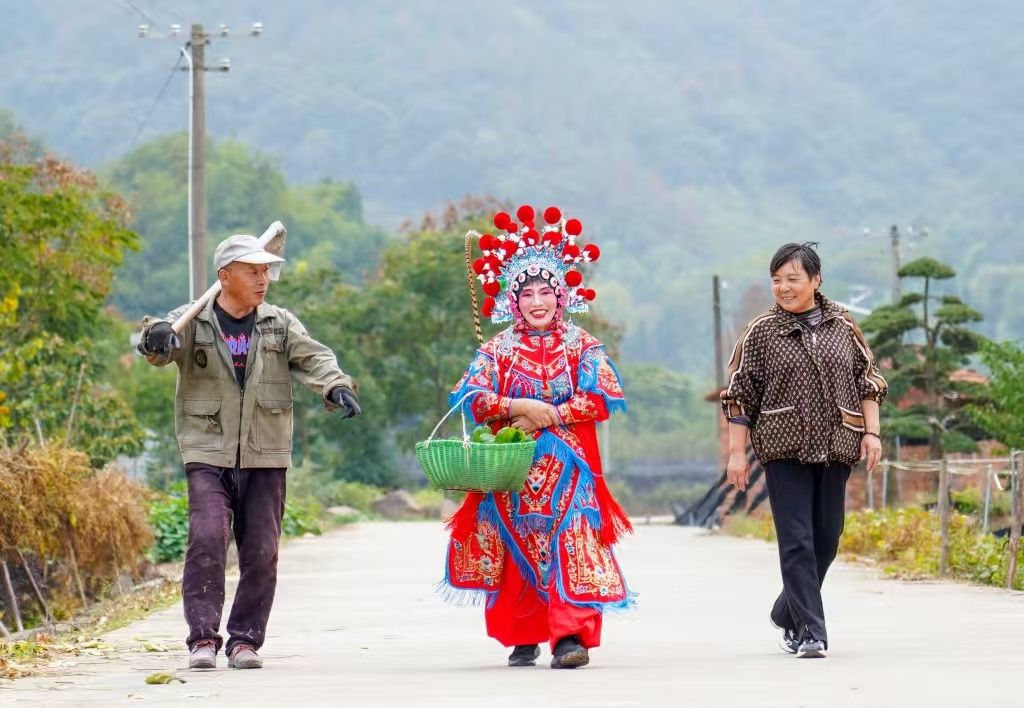 婺剧砌末——戏装人物携竹篮