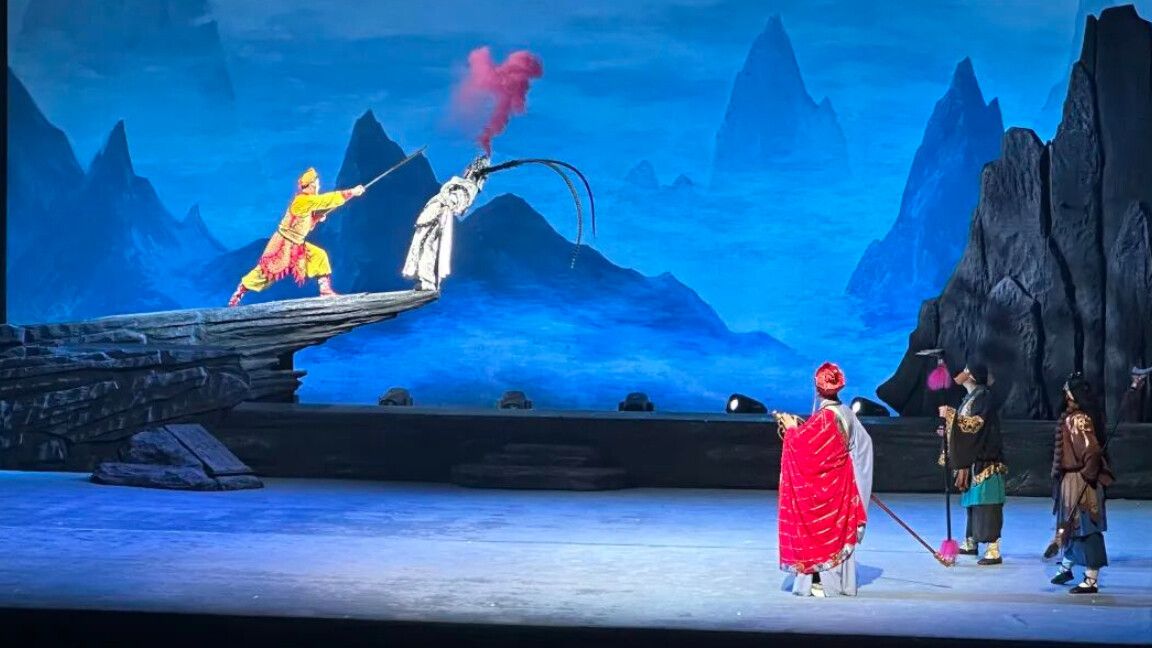 婺剧舞台蓝色云雾布景与灯光